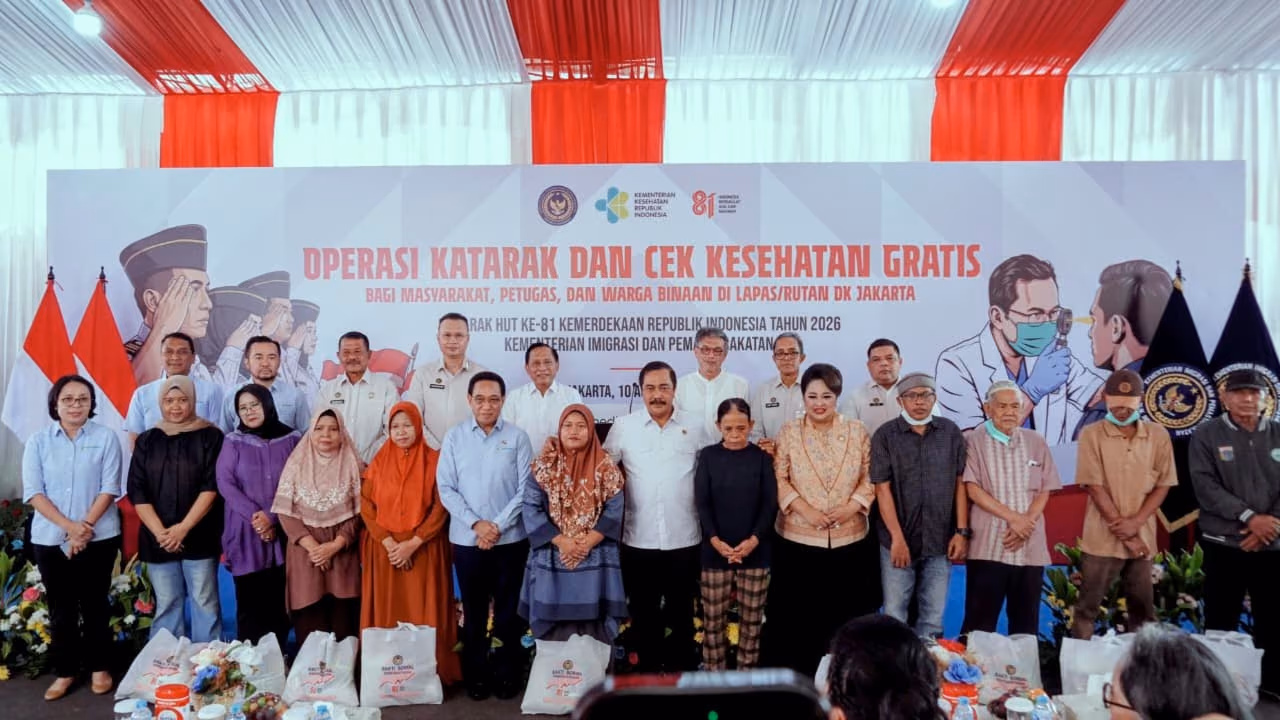 Kemenimipas Salurkan Bansos Sembako kepada 81 Peserta Pemeriksaan Katarak