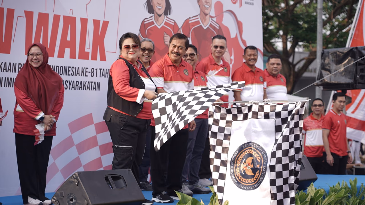 Sambut HUT Ke-81 Kemerdekaan RI, Menteri Agus Membuka Rangkaian Kegiatan Fun Walk, Bakti Sosial, dan Layanan Paspor Simpatik